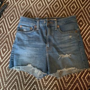 High rise Levi shorts size 27